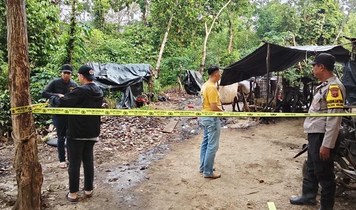 Personel-Polsek-Keluang-melakukan-olah-TKP-di-lokasi.jpg