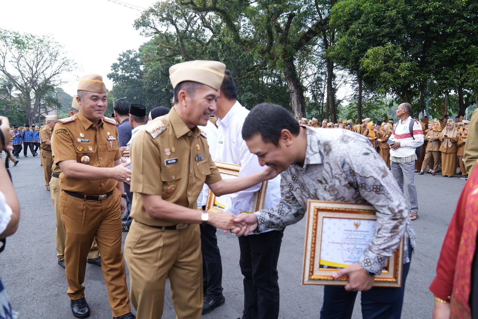 Pertamina Patra Niaga Plaju Raih Penghargaan Pendukung Sekolah Adiwiyata dari Walikota Palembang - Sripoku.com