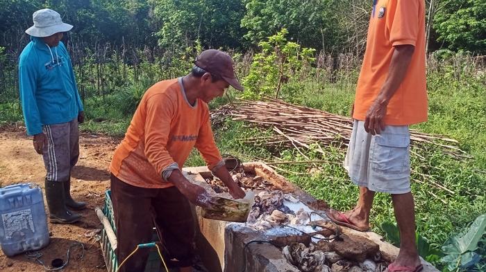 Petani-karet-Batumarta-OKU-saat-mencetak-karet-beberapa-waktu-lalu.jpg