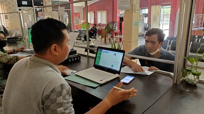 Petugas-Disdukcapil-Mura-menjelaskan-ID-Digital-kepada-warga.jpg