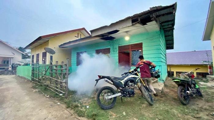 Petugas-dari-salah-satu-Puskesmas-di-Kabupaten-Muratara-melakukan-fogging.jpg