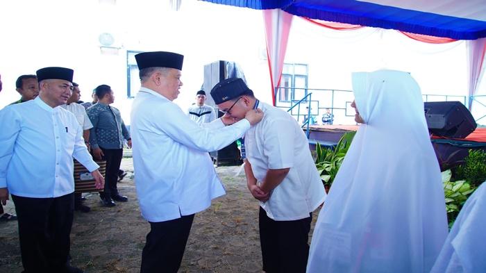 Pj-Bupati-Muba-Sandi-Fahlepi-melepas-calon-jamaah-haji.jpg