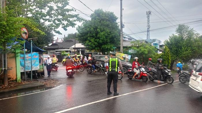 Polisi-Atur-Lalu-Lintas.jpg