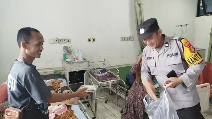 Polres Muara Enim Berbagi Takjil untuk Keluarga Pasien RSUD Rabain Muara Enim