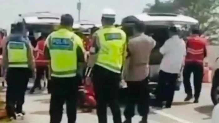 Polres-Tegal-sedang-mengevakuasi-empat-jenazah-di-tol.jpg