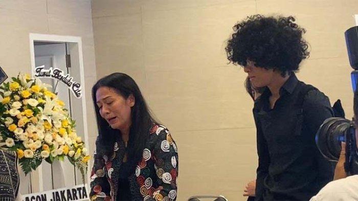 Profil-Dee-Lestari-penyanyi-yang-sedang-berduka-karena-kepergiaan-ayahnya.jpg