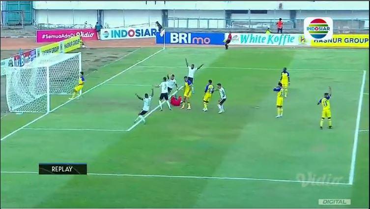 Proses-gol-bunuh-diri-bek-Barito-Putera-Renan-Alves.jpg