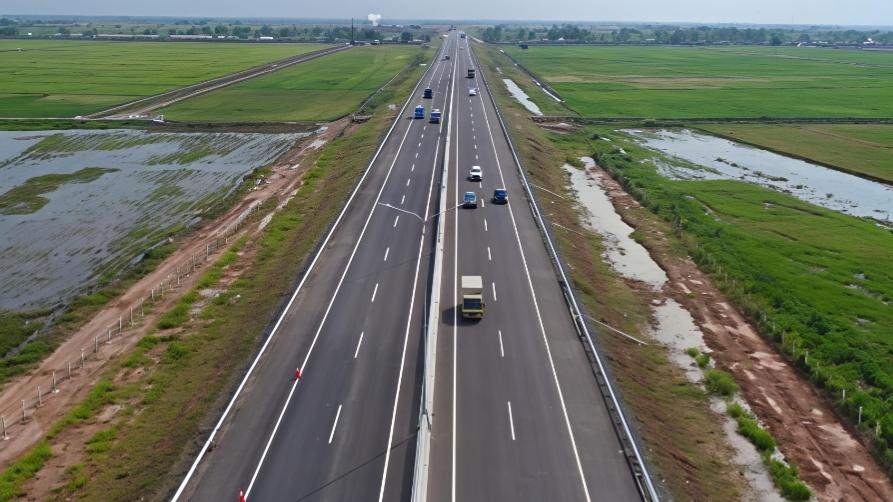 Puluhan-kendaraan-pribadi-yang-hendak-memasuki-gerbang-tol-Kayuagung.jpg