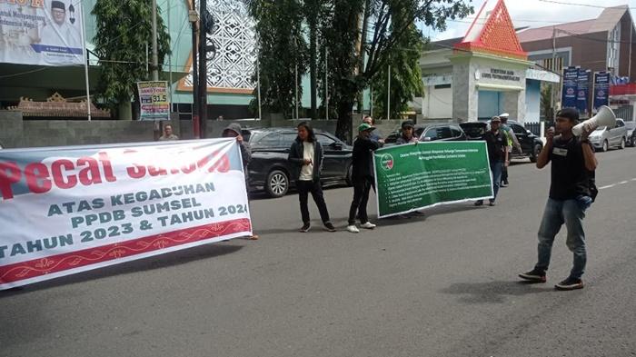 Puluhan-massa-HIMKA-Sumsel-minta-kadisdik-Sumsel-dipecat-karena-PPDB-dinilai-carut-marut.jpg