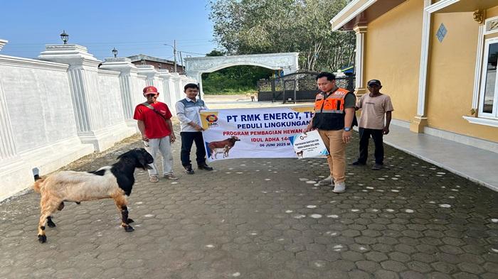 PT RMK Energy Sebar 15 Hewan Kurban di Area Lingkar Operasional