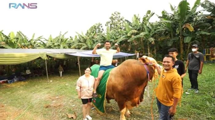 Raffi-Ahmad-dan-Nagita-Slavina-pamerkan-sapi-jumbo-Ontoseno-Sabtu-972022.jpg