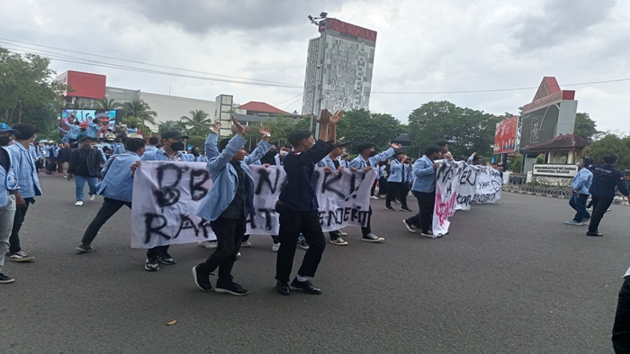 Ratusan-mahasiswa-dari-kampus-Universitas-Islam-Negeri-UIN-Raden-Fatah-Palembang.jpg
