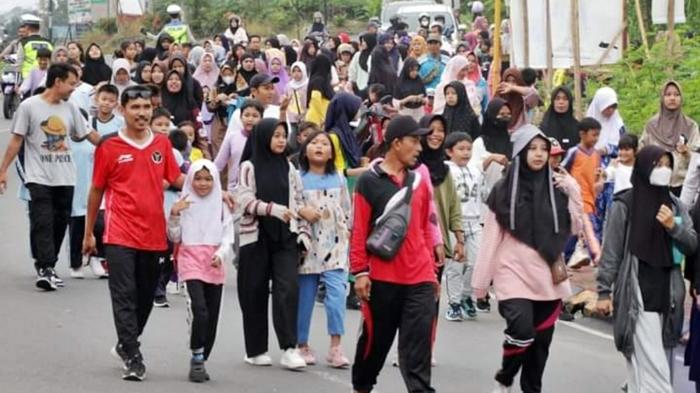 Ratusan-masyarakat-OKU-Selatan-mengikuti-Jalan-Sehat-dalam-memperingati-Hari-Ibu-ke-95-3.jpg