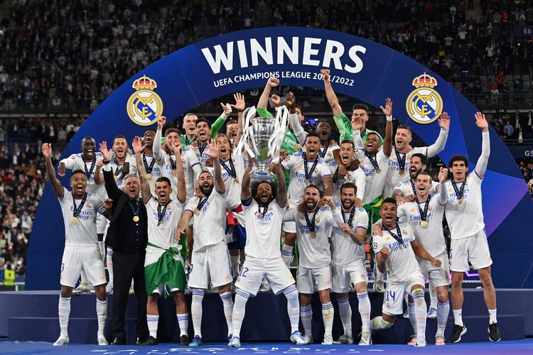 Real-Madrid-saat-angkat-throphy-Liga-Champions-musim-lalu.jpg