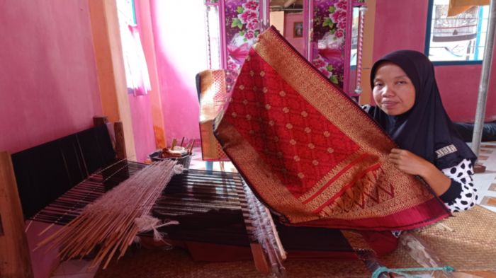 Ririn-salah-seorang-pengrajin-songket-di-Desa-Burai-ogan-ilir.jpg