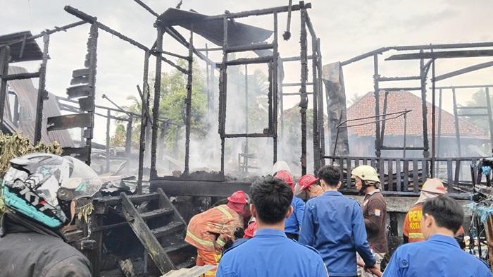Rumah Tukang Angkut Sampah Terbakar Saat Semua Penghuni Pergi, Hanya Tinggal Puing