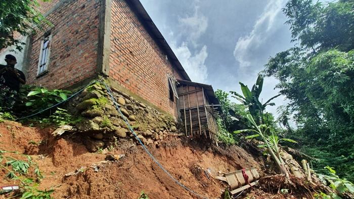 10 Rumah di Merapi Selatan Lahat Sumsel Terancam Ambruk Akibat Longsor