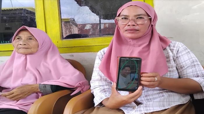 Rusnawati-Ibu-kandung-Irohmin-didampingi-salah-seorang-keluarga-masih-meyakini-anak-dibunuh.jpg