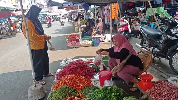 Salah-satu-pedagang-sedang-melayani-pembeli-di-Pasar-Inpres-Lubuklinggau-Kamis-2112023.jpg