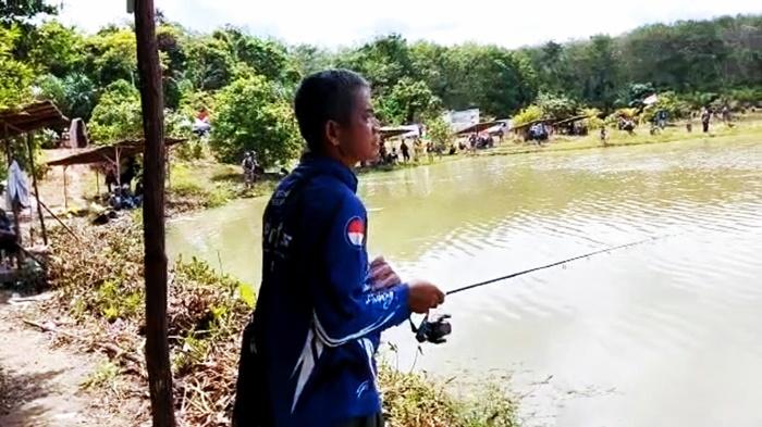 Salah-seorang-pemancing-berburu-predator-rawa-ikan-Gabus-dan-toman.jpg