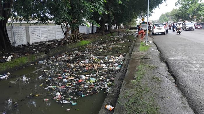 Sampah-depan-stasiun-Kertapati.jpg