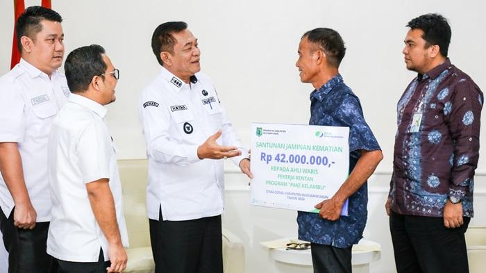 Peduli Pekerja Warga Rentan, Bupati Muba Serahkan Santunan Kematian Paket Kelambu kepada Ahli Waris