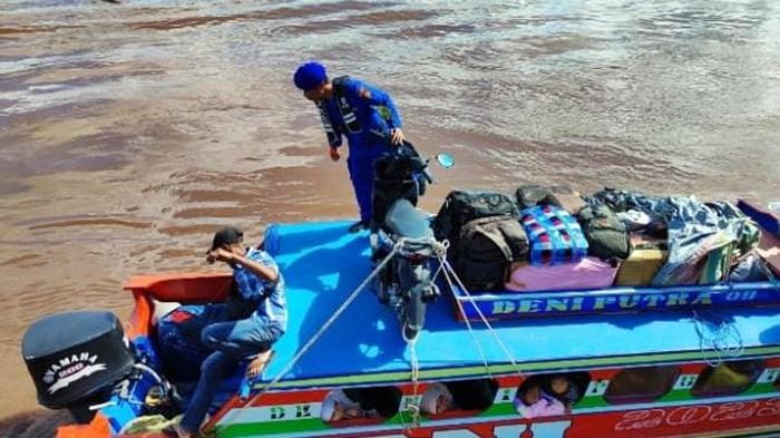 Satpolairud-Polres-Muba-ketika-mengecek-perlangkapan-dan-keamaan-jalur-transportasi-air-1.jpg