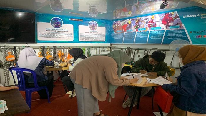 Sejumlah-pelamar-kerja-ketika-memadati-stand-Dinas-Tenaga-Kerja-Kabupaten-Muba.jpg