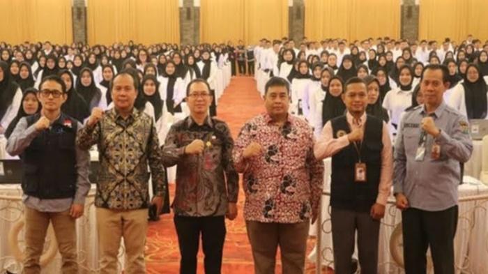 Sekda-Ir-Yulius-MSi-meninjau-dan-memberikan-arahan-kepada-para-peserta-SKD-CPNS.jpg