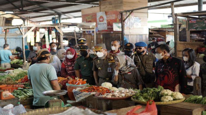Sekda-OKU-sidak-ke-pasar.jpg