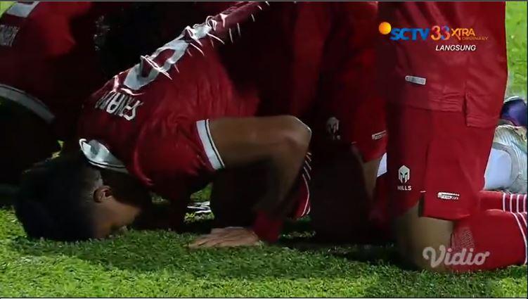 Selebrasi-sujud-syukur-penyerang-Timnas-U-23-Indonesia-Ramadhan-Sananta.jpg