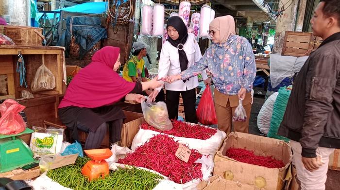 Seorang-pedagang-cabai-merah-di-Pasar-Induk-Jakabaring-Palembang-layani-pembeli-Selasa-5112024.jpg