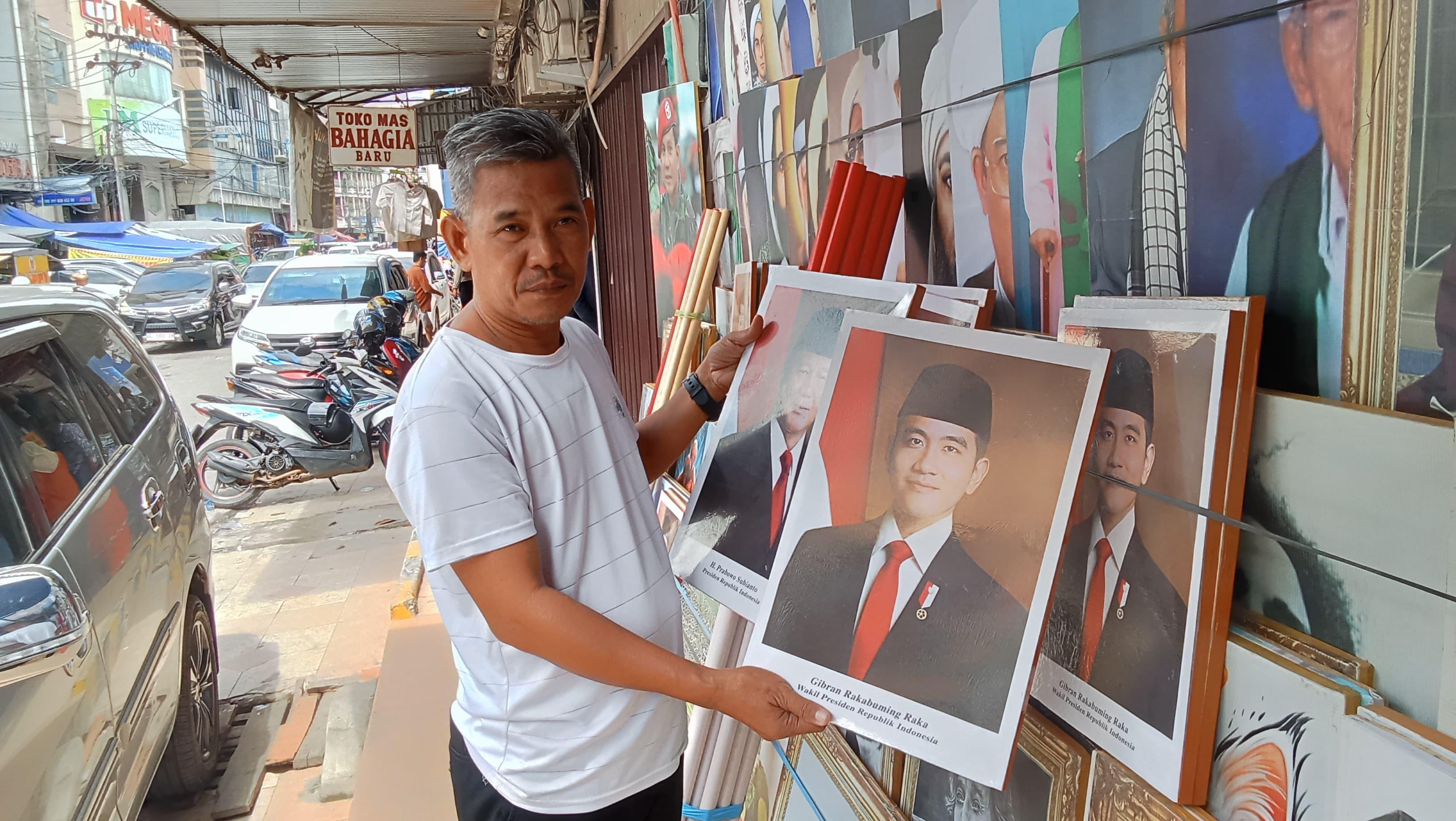 Seorang-pedagang-di-Palembang-perlihatkan-foto-Presiden-dan-Wapres-RI-Minggu-20102024.jpg