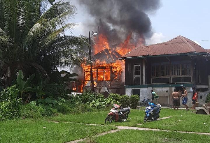Si-jago-merah-menghanguskan-rumah-semi-permanen-di-Jalan-Kapten-Robani-Kadir.jpg