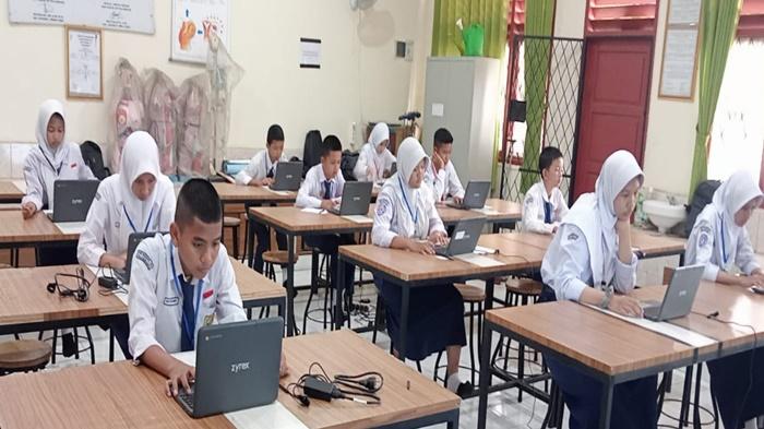 Siswa-SMP-memanfaatkan-cromebook-untuk-melaksanakan-ANBK.jpg