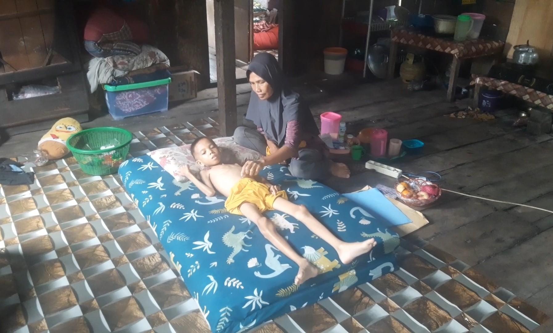 Solahudin-bocah-penderita-gizi-buruk-dan-gangguan-paru-paru-ditemani-ibundanya.jpg