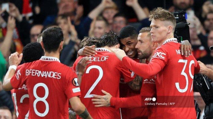 Striker-Man-United-Marcus-Rashford-dikerumuni-oleh-rekan-setimnya.jpg