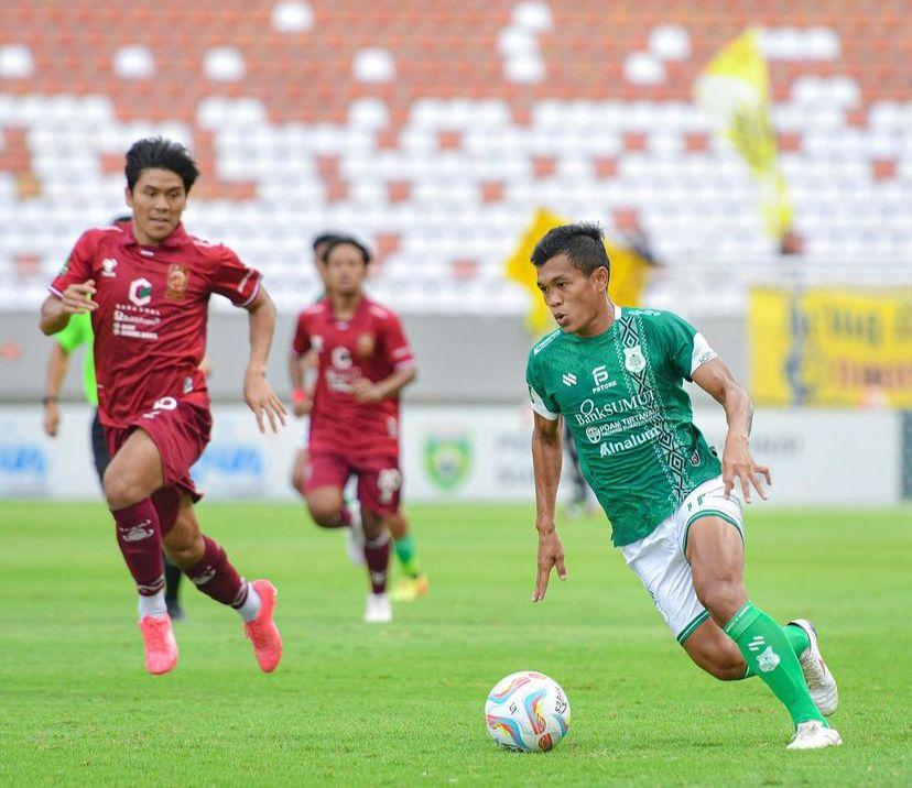 Striker-PSMS-Medan-Nico-Malau-melewati-hadangan-pemain-Sriwijaya-FC-Ade-Suryana.jpg