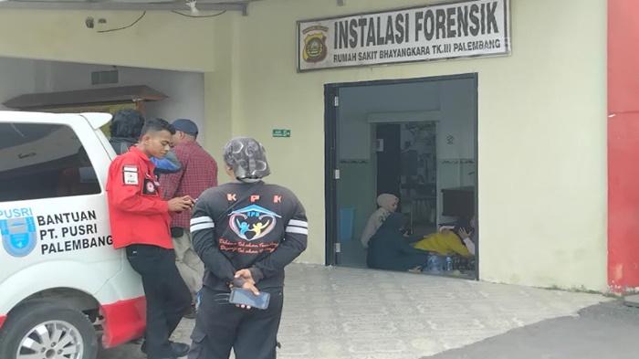 Suasana-di-depan-kamar-jenazah-Rumah-Sakit-Bhayangkara-Moh-Hasan-Palembang.jpg