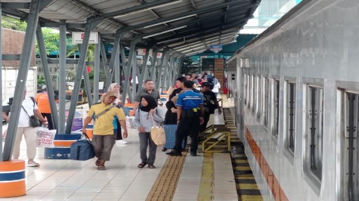 Suasana-mudik-Nataru-2025-di-Stasiun-Kereta-Api-Kertapati-Palembang.jpg