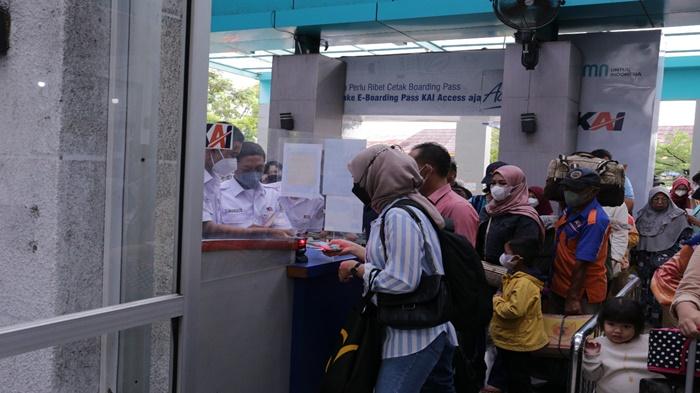 Suasana-penumpang-Kereta-Api-tengah-memesan-tiket-keberangkatan.jpg