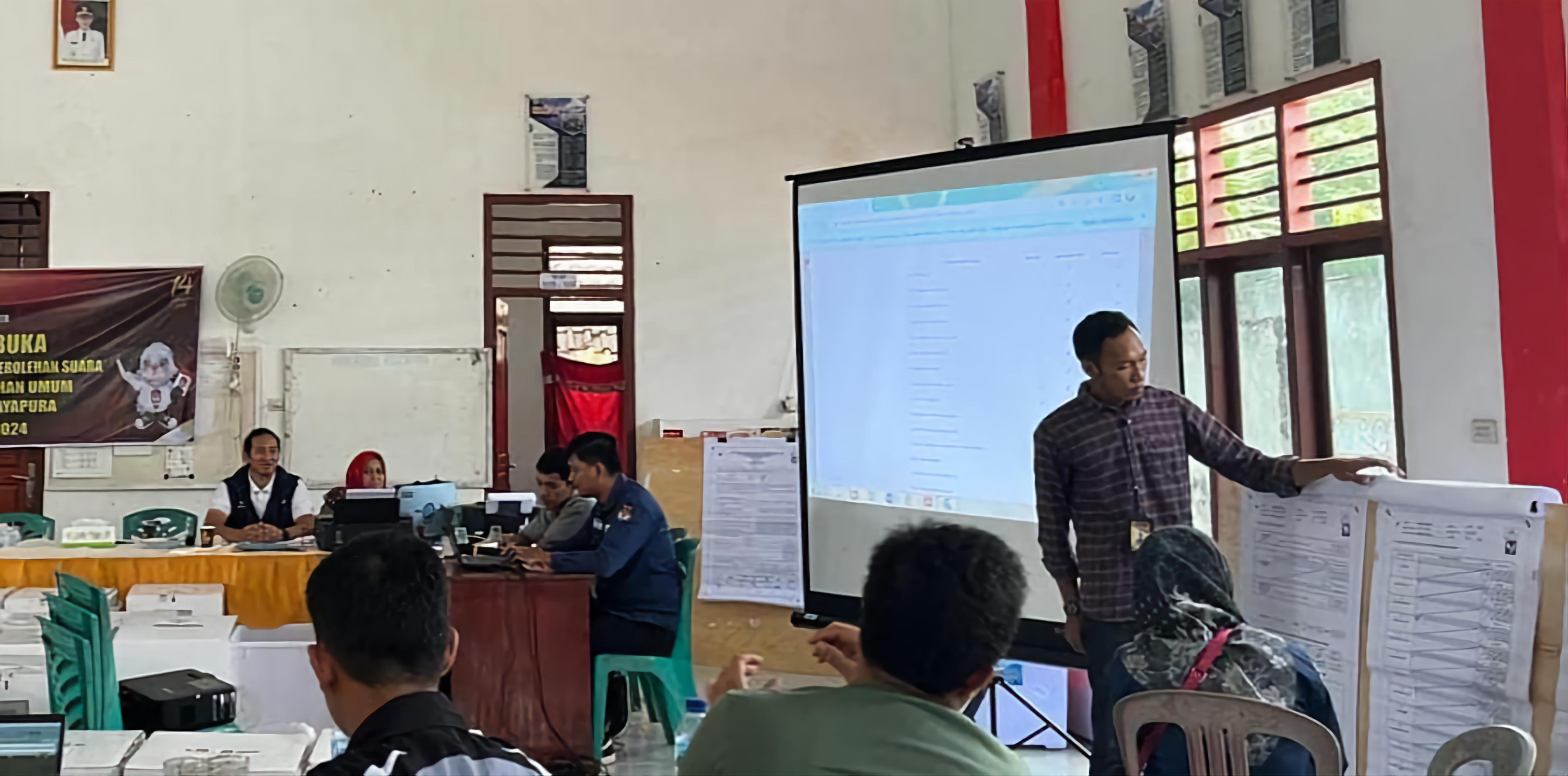 Suasana-rapat-pleno-rekapitulasi-penghitungan-perolehan-suara-di-Kecamatan-Jayapura.jpg