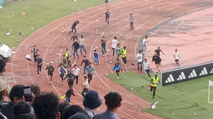 Suporter-Ricuh-usai-pertandingan.jpg