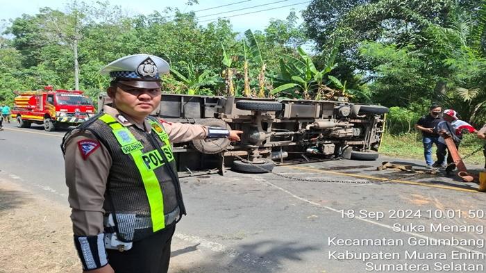 Tampak-Personil-Satlantas-Polres-Muara-Enim-melakukan-pengaturan-lalulintas.jpg