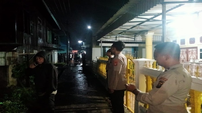 Tampak-jajaran-kepolisian-dari-Polsek-SU-I-berjaga-di-depan-rumah-terbakar.jpg