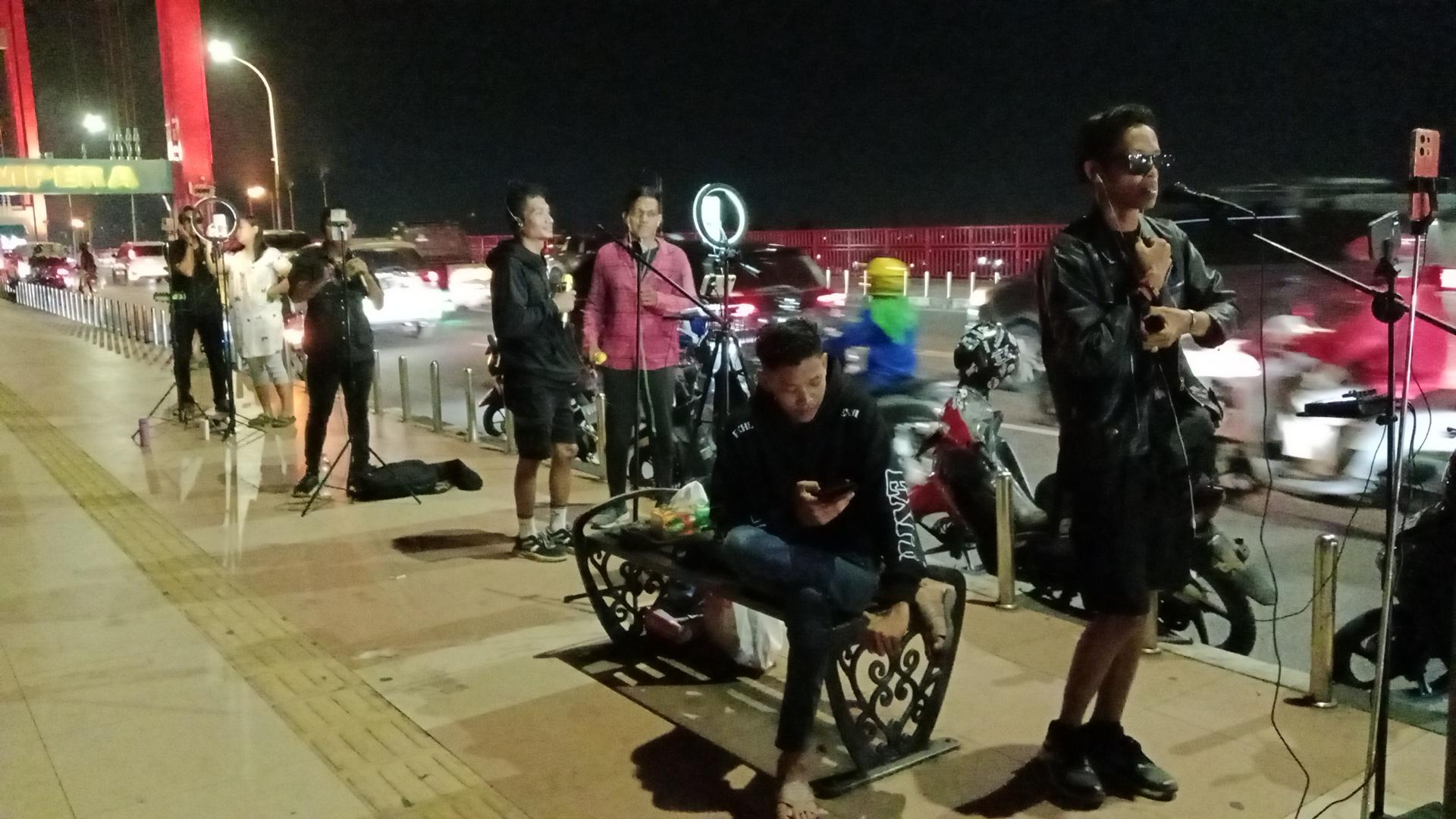 Tampak-para-konten-kreator-sedang-live-bernyanyi-di-atas-Jembatan-Ampera-Palembang.jpg