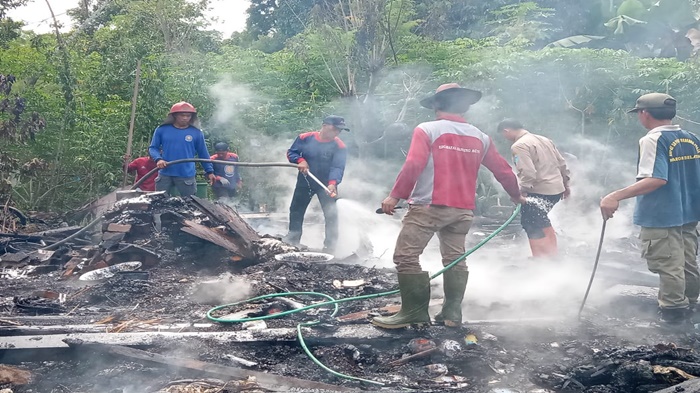 Tampak-petugas-Pemadam-Kebakaran-melakukan-penyemprotan-di-lokasi-rumah-terbakar.jpg