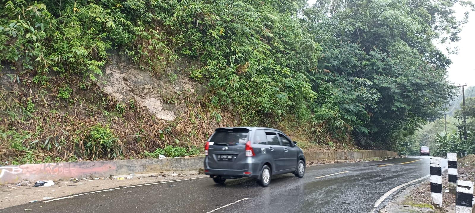 Tampak-salah-satu-titik-lokasi-rawan-longsor-dijalur-penghubung-Pagar-Alam-Tanjung-Sakti.jpg