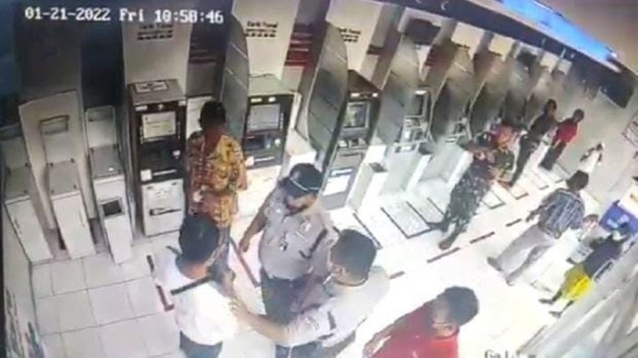 Terlihat-dari-rekaman-video-CCTV-di-salah-satu-Kantor-Cabang-BRI-di-Pematang-Siantar.jpg