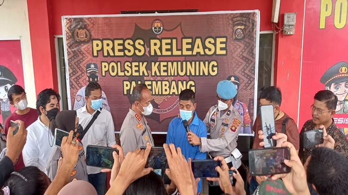 Tersangka-Erwin-Kusuma-saat-di-press-rilis-di-Polsek-Kemuning.jpg